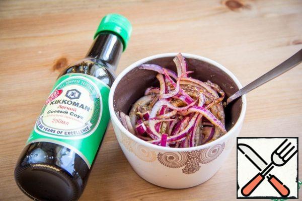 The first step is to marinate the onion. In a bowl, mix all the ingredients for the marinade sauce. Cut the onion into half rings and leave in the marinade for at least an hour.