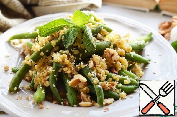 Add soy sauce. Mix the beans with bulgur, pour the dressing, mix. When serving, sprinkle with sesame seeds and chopped nuts.