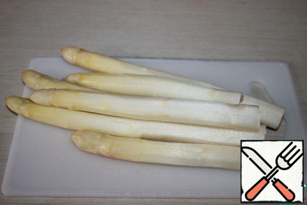 Peel and wash the white asparagus.