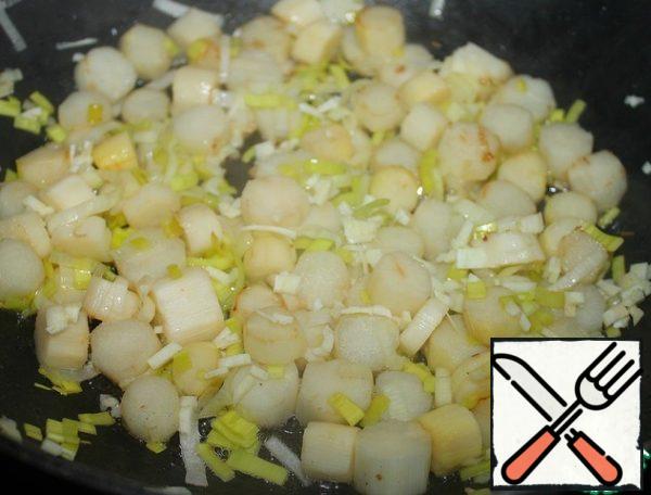 In a frying pan, heat a small amount of vegetable oil.
Cut the asparagus into slices about 0.5-1 cm thick. Fry in a frying pan, stirring, for 3-5 minutes. Add the chopped leek and finely chopped garlic. Fry for another minute or two.
