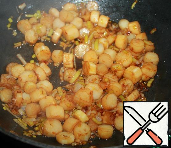 Add 4 tablespoons of soy sauce to the pan, reduce the heat to very low and leave under the lid for 10 minutes (the time depends on the thickness of the circles, it may take a little longer)