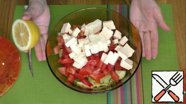 Season the salad with salt and pepper to taste, season with any sunflower oil and add a little lemon juice if desired.