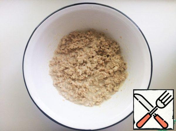Mix soy minced meat, cream, oat flakes, flaxseed flour, salt and spices in one container, pour warm boiled water. Stir and leave for 5 minutes to swell.
