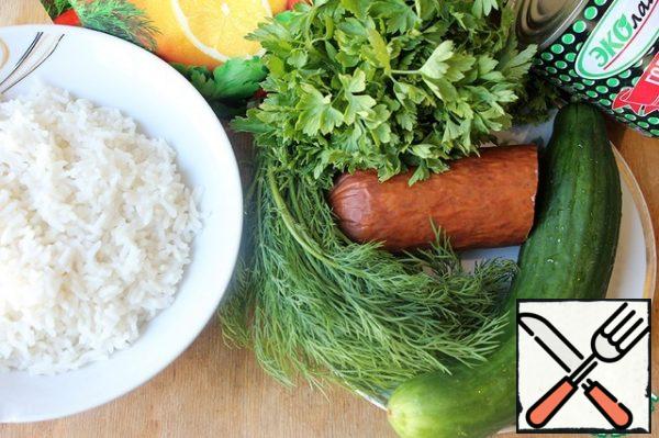Pour out half of the finished rice and rinse it. Cucumber and herbs should also be washed.