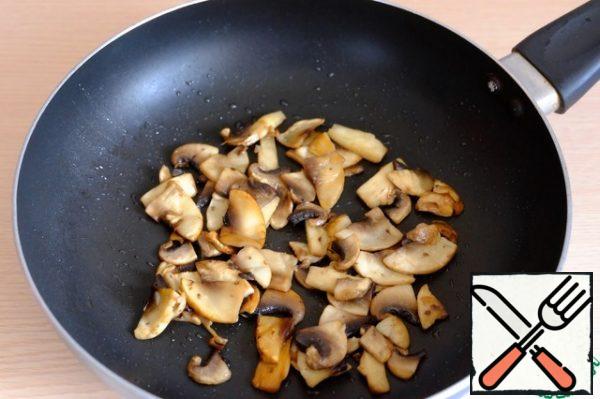 Add (1 tablespoon) of vegetable oil to the pan, add the chopped mushrooms, lightly fry