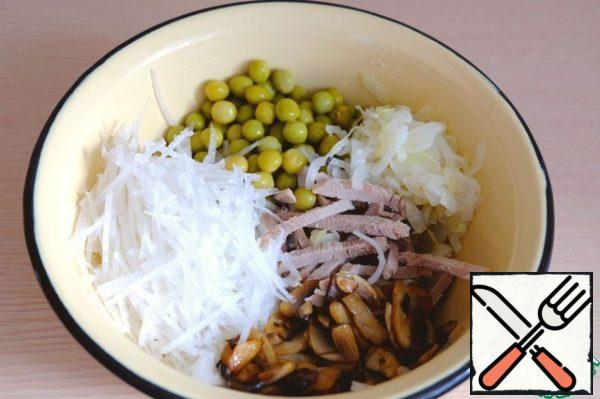 In a bowl, add all the ingredients of the salad, add salt to taste. Season the salad with a small amount of mayonnaise