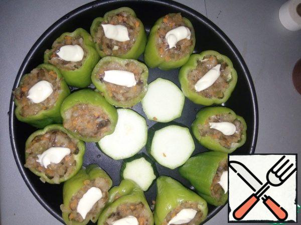 Wash the pepper, remove the stalk and seeds. We stuff the resulting minced meat. Put mayonnaise on top (you can do it without it if you want, the dish is very juicy). In the middle I put a couple of zucchini for the children (they love them very much).