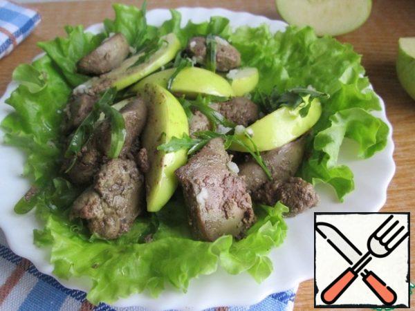 Wash apple, remove the core and cut into slices.
On the dish, we lay out the lettuce leaves and put the prepared liver, apple and arugula mixed on top.