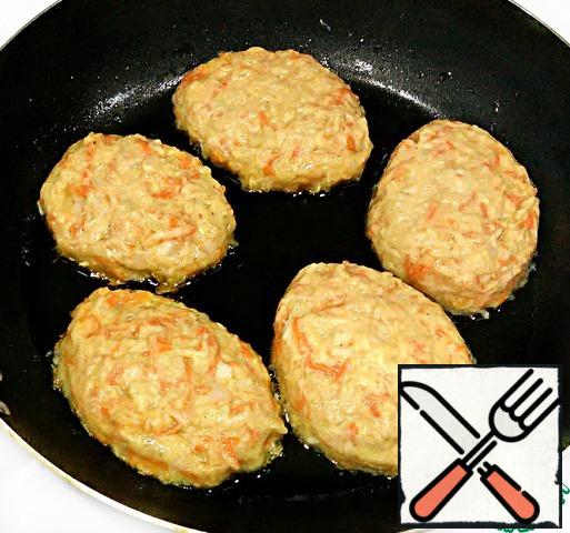 As soon as the "dough" is ready, you should immediately start frying, because the zucchini will begin to secrete juice.
Spread 1 tbsp of dough on the pan and already in the pan with a spoon to trim the edges, forming cutlets.
Fry the cutlets in vegetable oil on both sides until tender (until golden brown).
The cutlets are tender, so you need to turn them carefully.
Vegetable cutlets with cheese are ready. I like it both hot and cold.