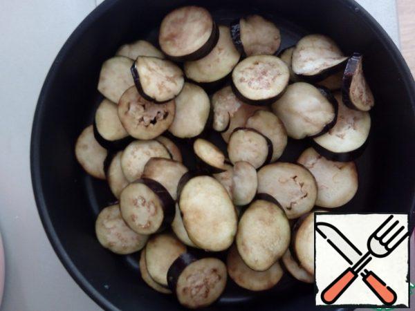 Eggplant wash, cut into circles, sprinkle with salt.