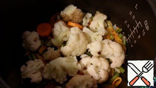 Then add the cauliflower disassembled into inflorescences. Fry everything together for 5 minutes. Add salt and spices