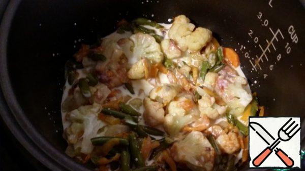 Pour the cream. stir and set to simmer for 30 minutes, stirring occasionally.