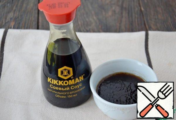 First you need to prepare the salad dressing. To do this, thoroughly mix soy sauce, liquid honey, lemon juice and vegetable oil. Set the sauce aside.