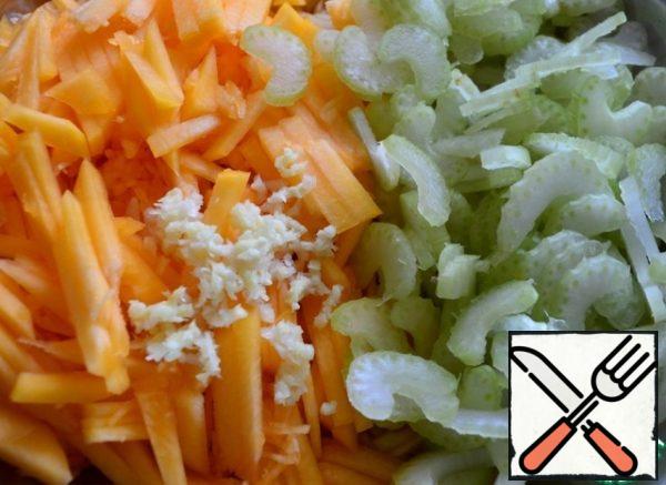 Celery is also cut thinly, garlic is finely chopped or crushed with a garlic chopper. We send it to the salad.