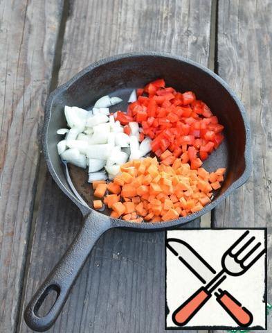 Cut the onion, carrot and bell pepper into small cubes.Heat the oil in a frying pan and fry the vegetables for about 10 minutes. Do not fry too much.