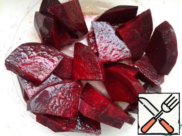 Put the sliced beets in a separate bowl, lightly sprinkle with lemon juice and mix with vegetable oil. If this is not done, the beetroot will color all the other vegetables, and the salad will turn a dull brown color. I use this technique when preparing other dishes with beets (salads, vinaigrettes, etc.).