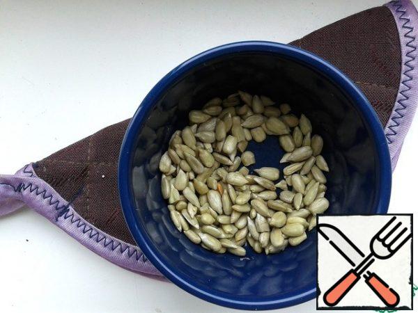 Fry the peeled seeds in a frying pan or warm them in the microwave for about 1 minute until the characteristic aroma appears.