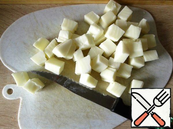 Cut the cheese into 1cm cubes. Adyghe cheese is delicate in taste and melts easily. Depending on what kind of cheese you use, the final taste of the salad may vary. If you use cheese, the salad will be more salty and savory.