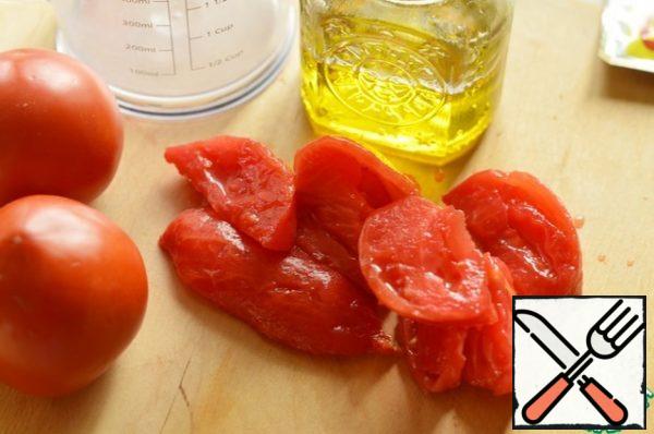 Remove the skin from the tomato, remove the seeds. Transfer the tomatoes to a blender bowl. Punch the blender into the puree. then, whipping, pour in a thin stream of oil.