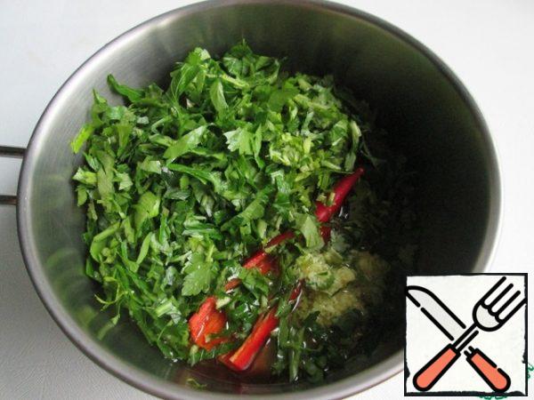 In a saucepan, pour the oil, add the grated ginger, chili and herbs. Put it on the fire. Mix everything together and bring to a boil. Chili peppers can be chopped if desired.