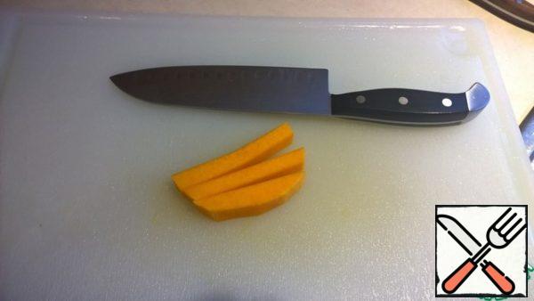 Cut the pumpkin into pieces like straws about 1 cm thick.