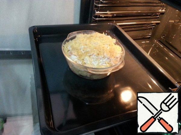 We send it to the oven at a temperature of 180 degrees. When it turns red, it's done. Be guided in time by your oven. Garnish with shrimps and herbs or to your taste. It's better to eat hot.