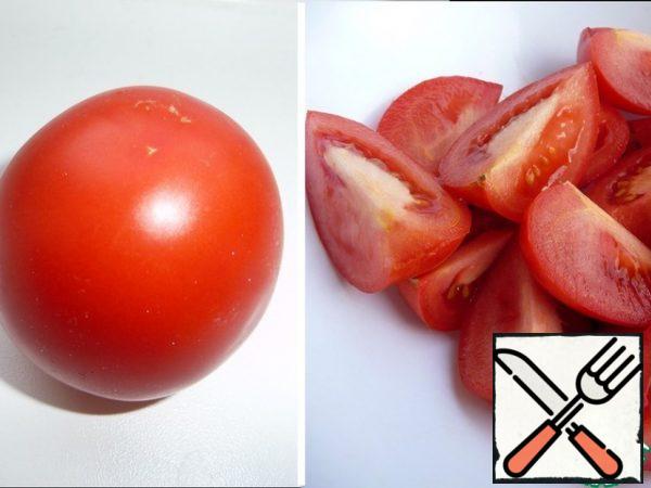 Cut the tomatoes into four pieces.