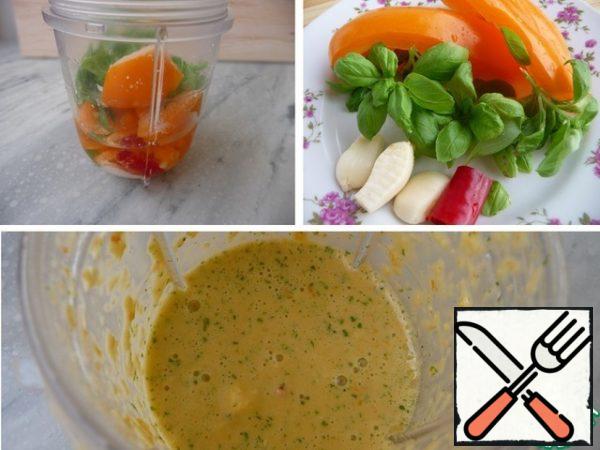 All the other ingredients are placed in the bowl of a blender and crushed into a puree, check for salt and pepper.