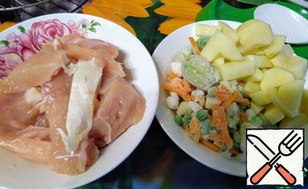 Prepare the ingredients, cut the chicken into pieces, potatoes at your discretion, onions finely diced.