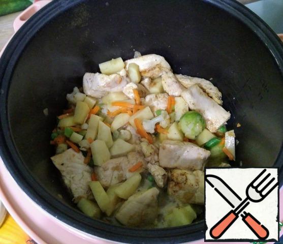 Onion lightly fry in oil directly in a slow cooker, there is also a chicken, very lightly fry together with the onion. Next, put the vegetables, salt, pepper and pour water. The "quenching" mode is 15-20 minutes.