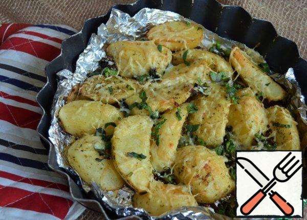 Grate the cheese on a fine grater and dust the potatoes with it.
Send it back to the oven, bake until ready.
That's another 15-20 minutes, at 180 degrees. Garnish the finished potatoes with fresh mint.