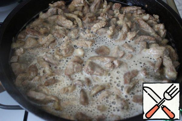 Put all the meat in a frying pan, pour in the soy sauce and beer. Put off the teriyaki. You may need more or less beer. The meat should be lightly covered with liquid. Maximum fire. As soon as it boils, close the lid and then simmer on a minimum heat for 15-20 minutes.