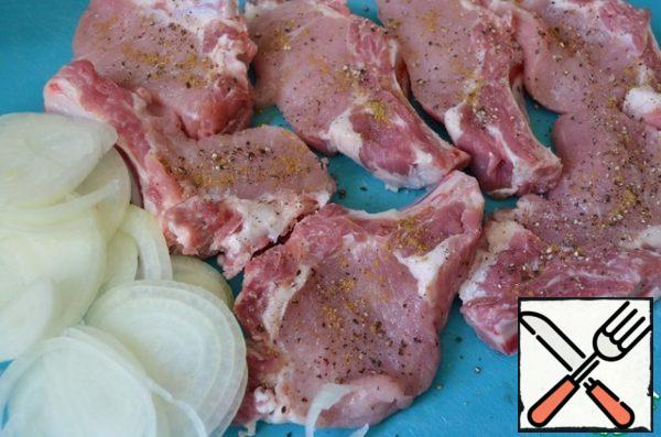 The time is indicated without taking into account the pickling.

Cut the meat in layers, along the ribs.
Pepper and sprinkle with cumin.
Peel the onion and cut it into pucks.
