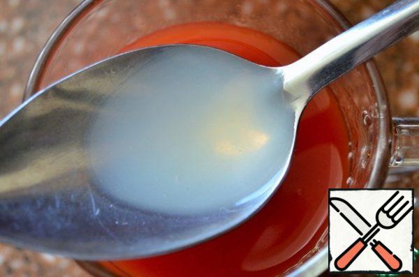Pour the lemon juice into the tomato juice and mix.
