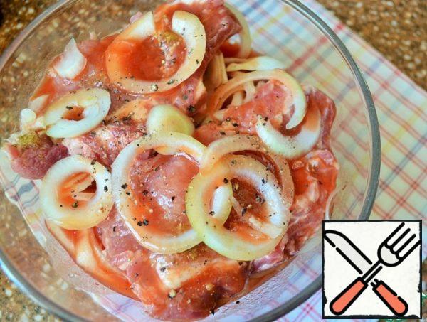 Pour the tomato and lemon juice and pepper.
Leave for 2-12 hours in a cool place.