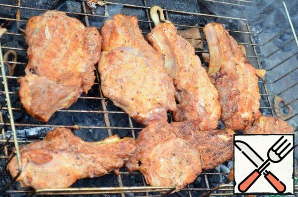 Light the grill.
Put the meat on the grill, fry on gray coals.