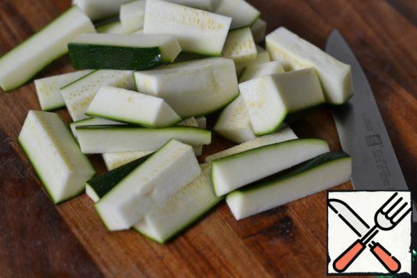 Wash the zucchini, dry it and cut it into pieces.