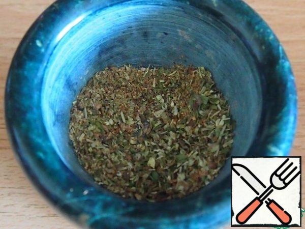 In a mortar, grind allspice and dry herbs-rosemary and thyme.