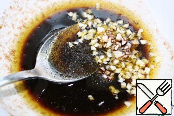 Mix the oil, balsamic vinegar and honey.
Mix everything well, add salt and pepper to taste.
Finely chop the garlic and add to the filling.