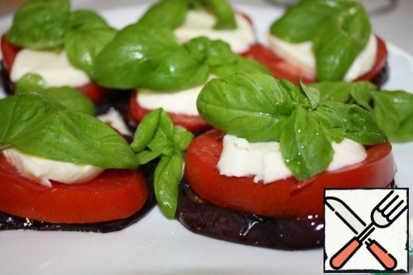 Then slice the mozzarella and put it on top.
If desired, add salt.
Top with basil leaves.