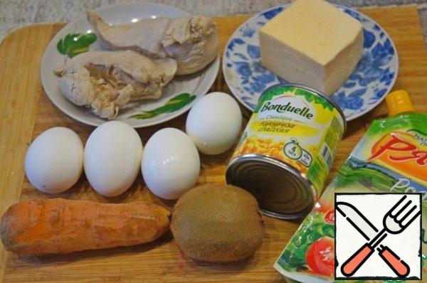 Boil the carrots and chicken breast until tender, cook the eggs hard-boiled (8-9 minutes). Grate the hard cheese and carrots on a coarse grater. Grate the eggs on the same grater.