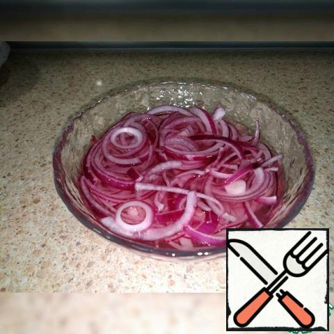 Method of preparation:
Let's first marinate the onion-cut into thin half-rings.
Marinade for onions:
vinegar 9% - 2 tsp.;
sugar-1 tsp.;
salt-1/4 tsp.; chilled
water - 2 tsp.Leave to marinate for 20 minutes.