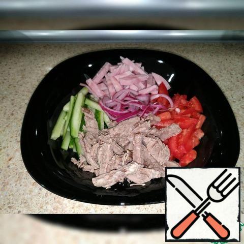 Now you can combine all the products-meat, ham, tomatoes, cucumbers and onions-squeeze and add to the salad along with pepper and salt (to taste)