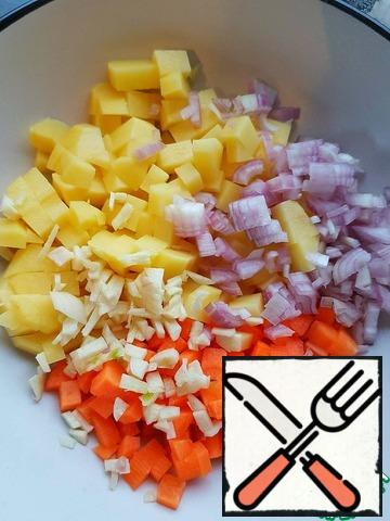 Cut the potatoes and carrots into identical cubes, chop the onion and garlic finely.
