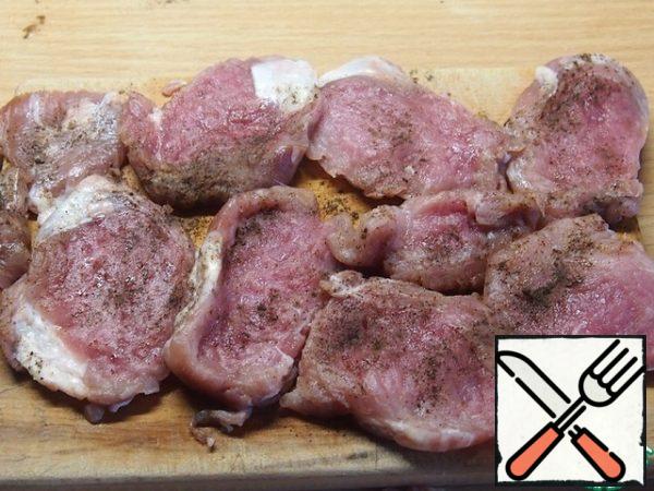 Cut the pork tenderloin into small plates 3 cm thick, i.e. make the so-called medallions. Chop the meat, season with salt and pepper.
