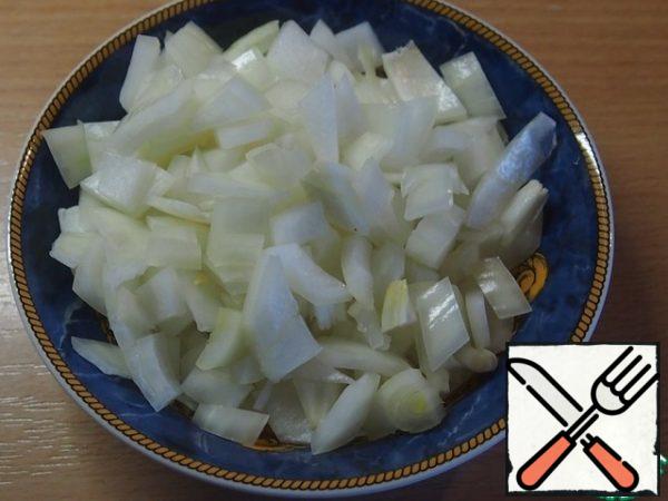 Cut a large onion into large pieces.
