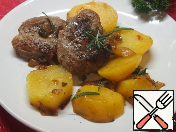 Spread the meat medallions on the potatoes, a sprig of rosemary (or a couple of pinches of dry), cover the pan with a lid and heat everything over a low heat so that the cooled meat becomes hot, and the rosemary lets out all its flavors. A delicious and flavorful dish is ready.