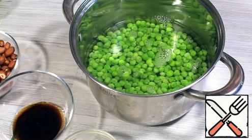 Let's start with the peas. Pour boiling water and cook for 5 minutes. Cool it down.