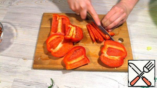 Cut the pepper into strips