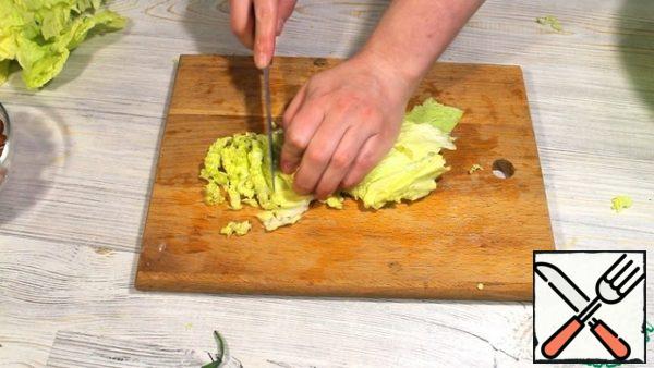 Cut the Peking cabbage into strips
